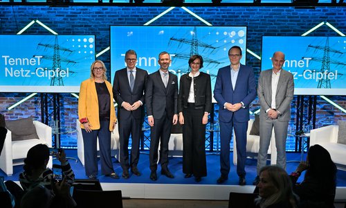 Sechs Personen auf einer Bühne beim TenneT Netz-Gipfel