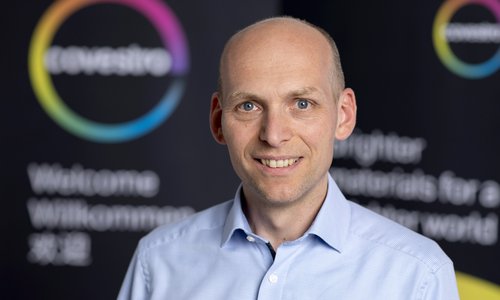 Porträt eines Mannes vor einer Covestro-Werbewand