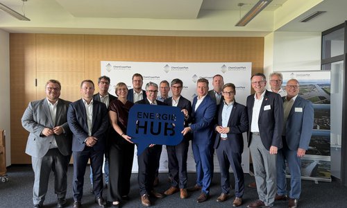 Gruppenfoto vor ChemCoastPark-Bannern mit Schild Energie Hub