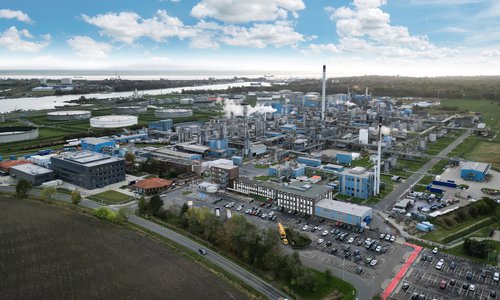Luftaufnahme des Sasol-Werks Brunsbüttel mit Nord-Ostsee-Kanal im Hintergrund