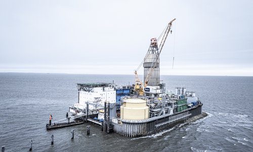 Luftaufnahme der Förderplattform Mittelplate im Wattenmeer