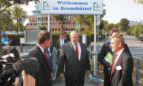 Gruppe von Personen vor einem Schild Willkommen in Brunsbüttel