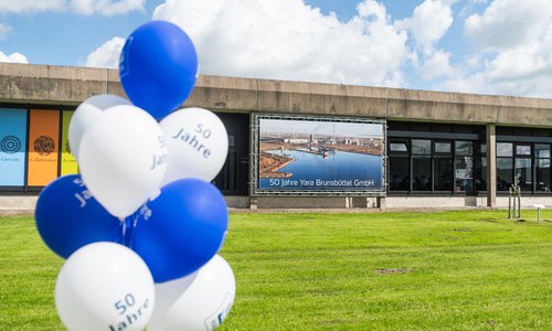 Luftballons mit Aufschrift 50 Jahre vor dem Yara-Werk Brunsbüttel