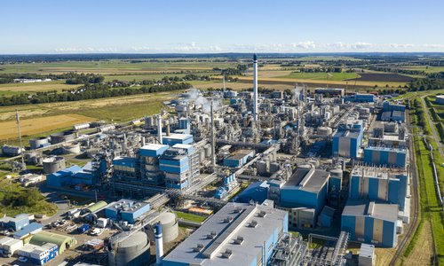 Luftaufnahme des Sasol-Werks Brunsbüttel mit Formkörperanlage im Vordergrund
