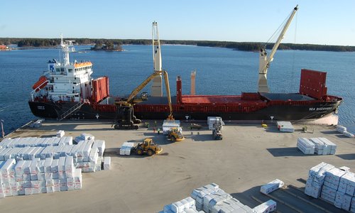 Frachtschiff SEA DISCOVERY wird am Kai mit verpackter Ware beladen