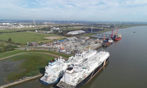 Luftaufnahme des Elbehafens Brunsbüttel mit LNG-Tankern am Kai